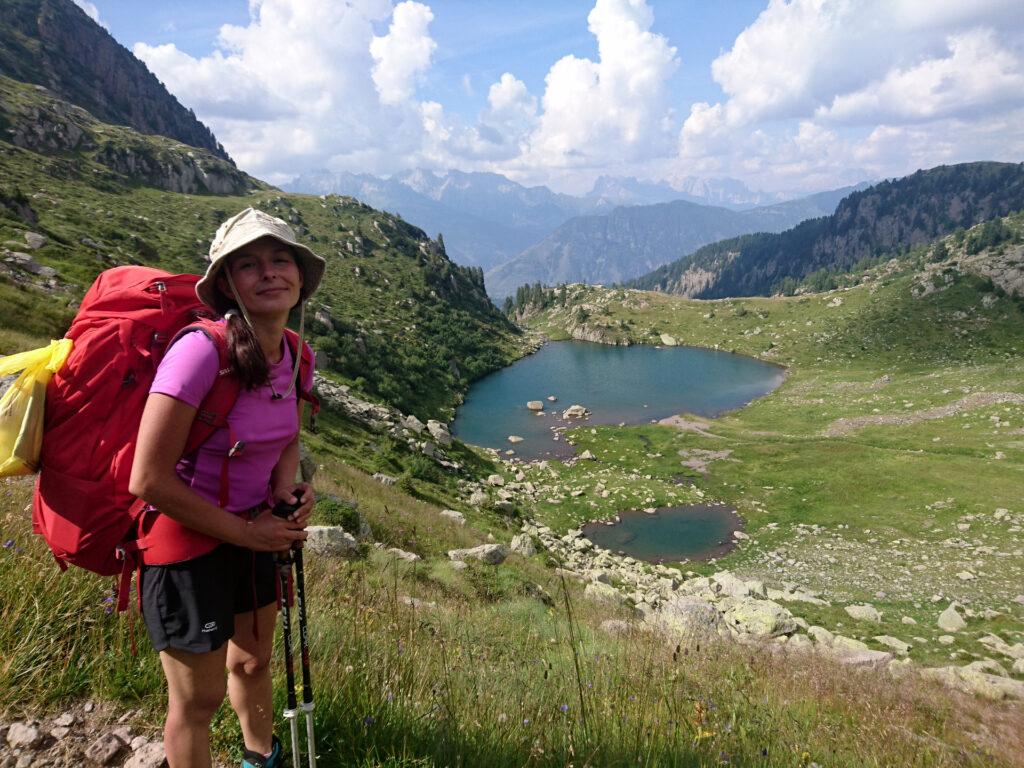 Erica posa con la bella vista del lago sottostante