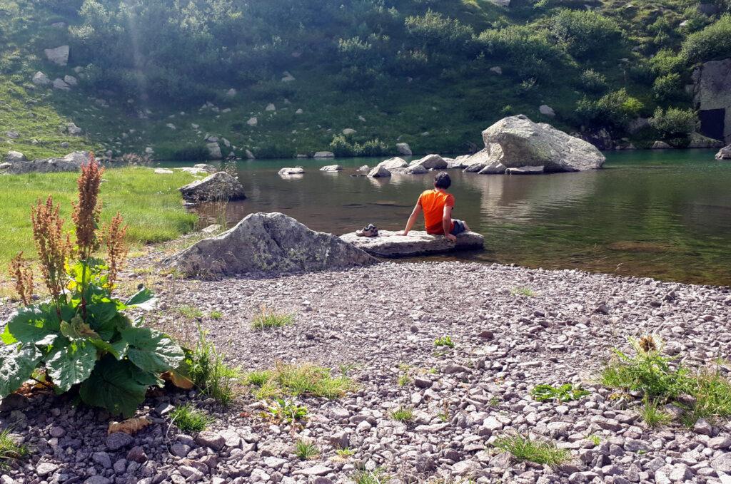 dopo la lunga camminata non desideravamo altro che pucciare i piedi nell'acqua fresca