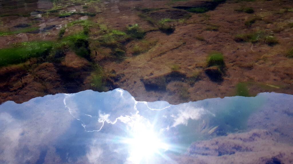 riflesso incredibile nell&#039;acqua perfettamente ferma del lago