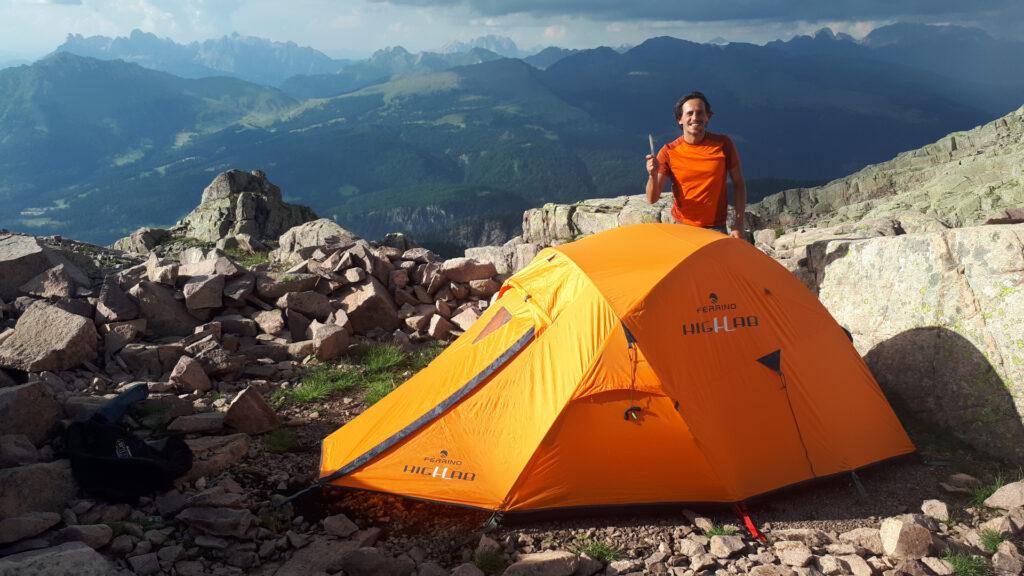 piazziamo la tenda con la luce del tardo pomeriggio: la grandinata è passata e di tempo ne abbiamo