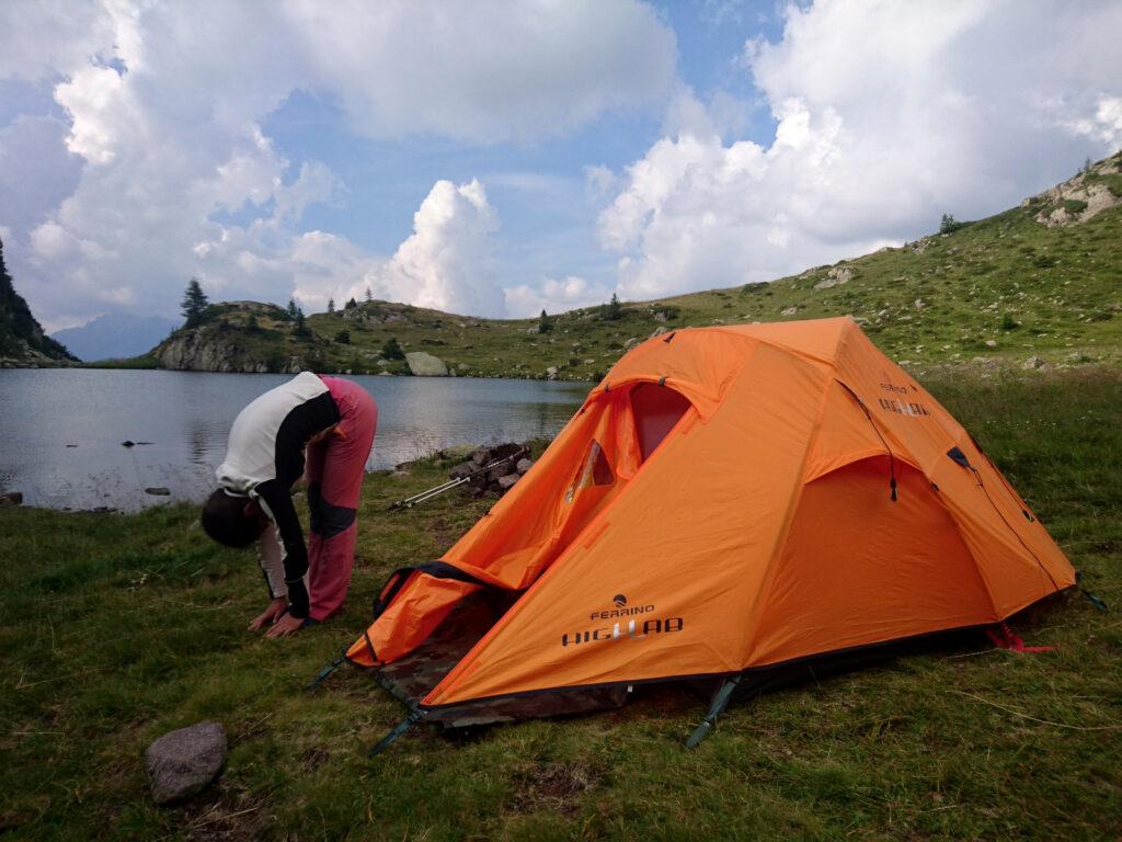 la tenda per la notte è pronta. Ora un po' di stretching, pappa e poi tutti a nanna