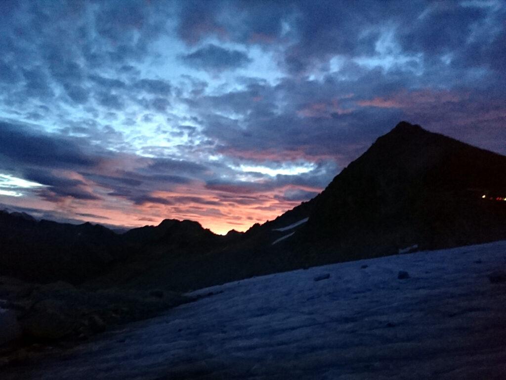 l'alba, e la voglia di fermarsi per vederla schiarire il cielo