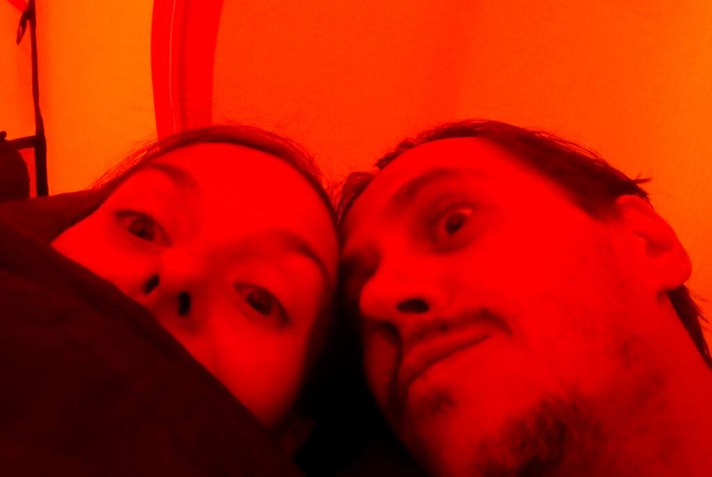 in tenda, pronti per la nanna che saranno le 19:30!! Occhio pallato. Vorrei vedere voi a dormire! Ma dopo un po&#039; cadremo per la stanchezza