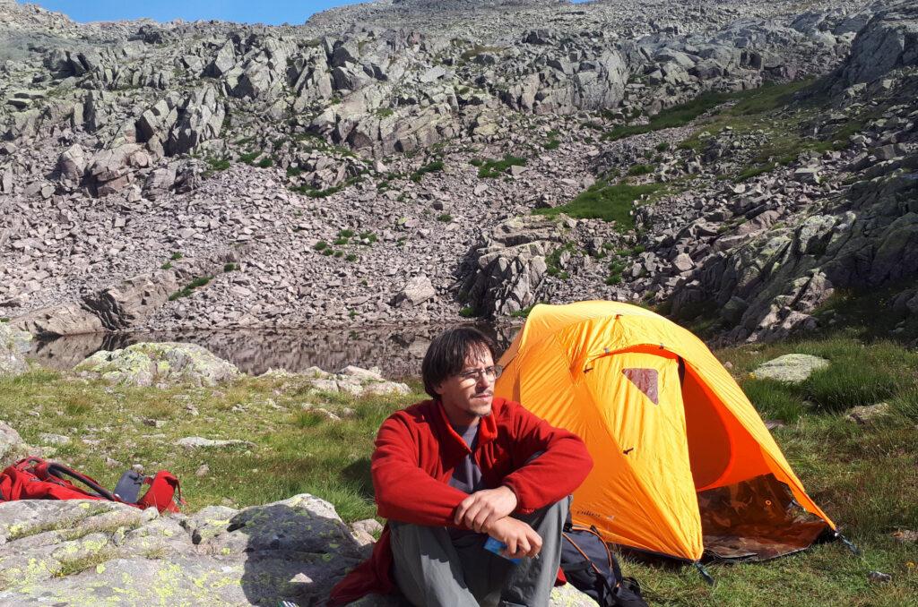 "casa" per il giorno uno: lo specchio d'acqua alle spalle di Gabri è il Lago dei Pieroni