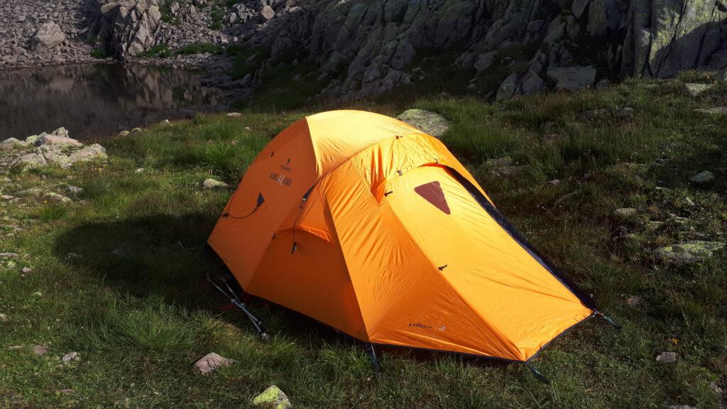 la nostra ottima tenda: è lei la vera highlander del cammino, leggera, veloce da montare, comoda. Una garanzia