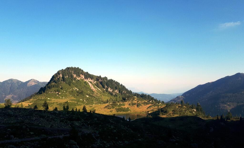 il sentiero passa alto sul Lago delle Buse: vi sono dolci pascoli e si sentono muggiti di mucche non troppo lontano