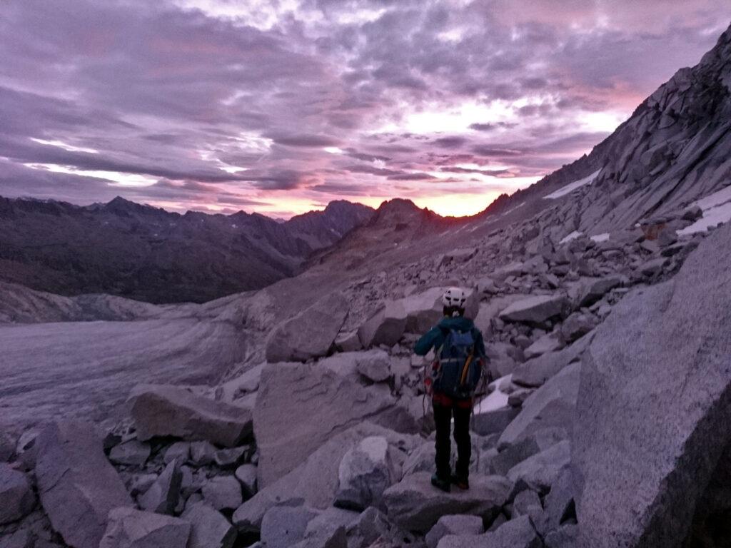 he separano il rifugio dal ghiacciaio, costeggiando la Cima Giovanni Paolo II