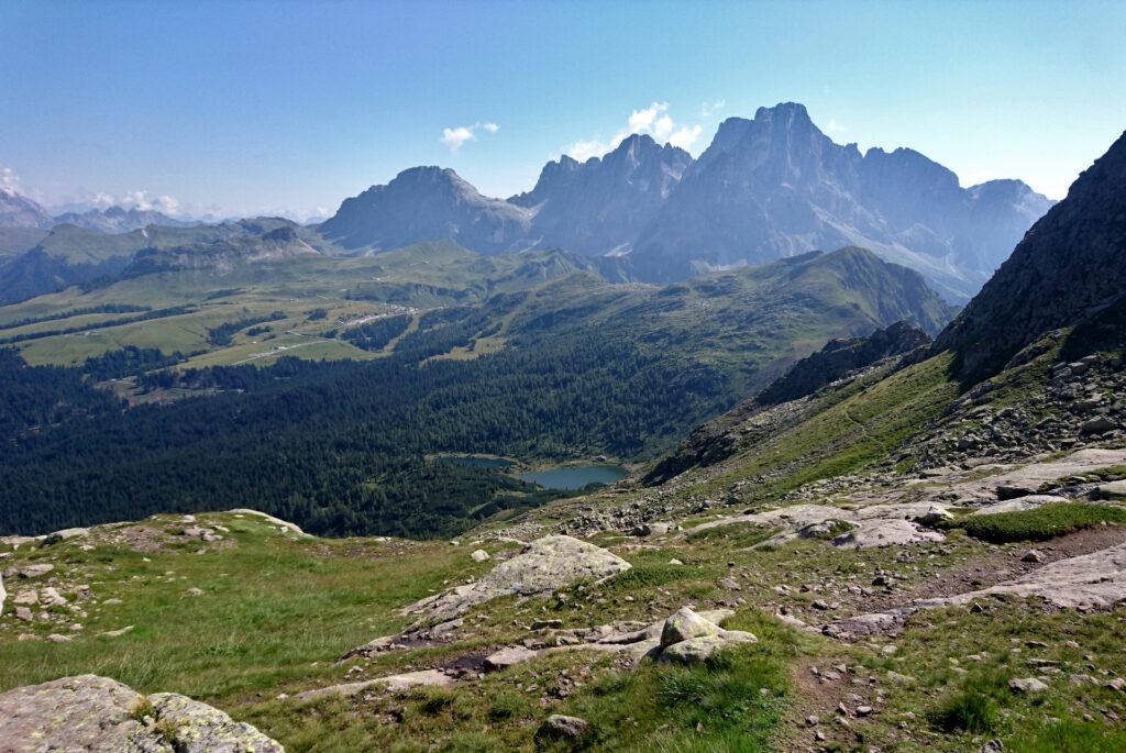 In discesa verso i laghi di Colbricon, dove ci aspetta una quantità di umanità che non vedevamo da giorni e che non ci sarà graditissima