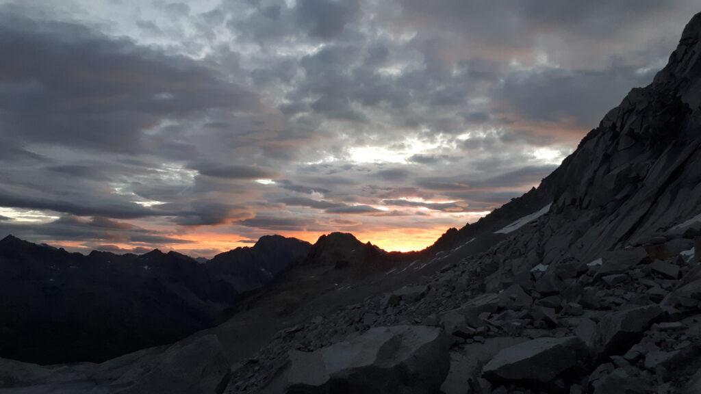 he separano il rifugio dal ghiacciaio, costeggiando la Cima Giovanni Paolo II