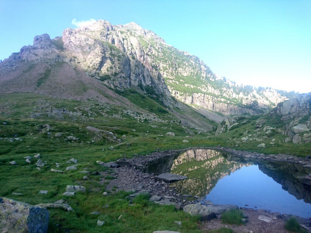 laghetto montano: poco più di una pozza d'acqua, ma impareremo presto che qui può essere la sussistenza, in termini di risorsa d'acqua