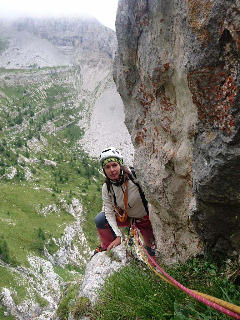 Erica in arrivo alla sosta che precede il primo tiro verticale