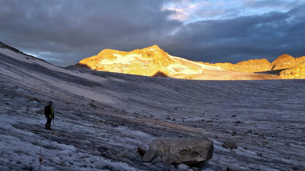 il Corno Bianco investito dalla luce del sole: noi, intanto, prepariamo la cordata