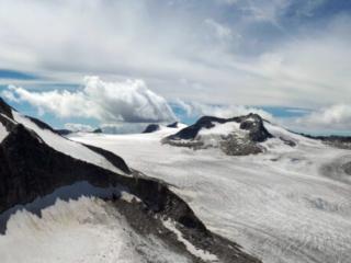 dalla cima Lobbia Alta tentiamo di immaginare la salita sul ghiacciaio che affronteremo il giorno successivo