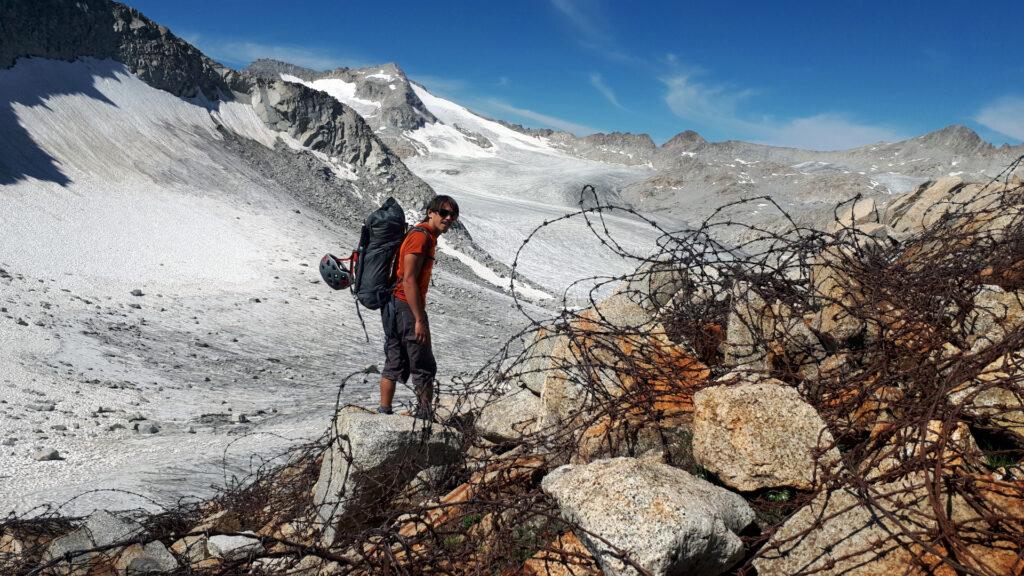 la barriera di filo spinato che si attraversa al Passo della Lobbia, per raggiungere poco oltre il Rifugio ai Caduti dell'Adamello