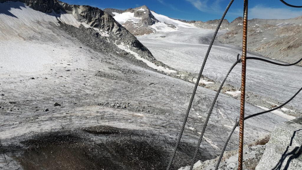 l&#039;incredibile ritirata del ghiacciaio sotto al Rifugio Lobbia Alta, che lascia scoperta una porzione di terra e detriti