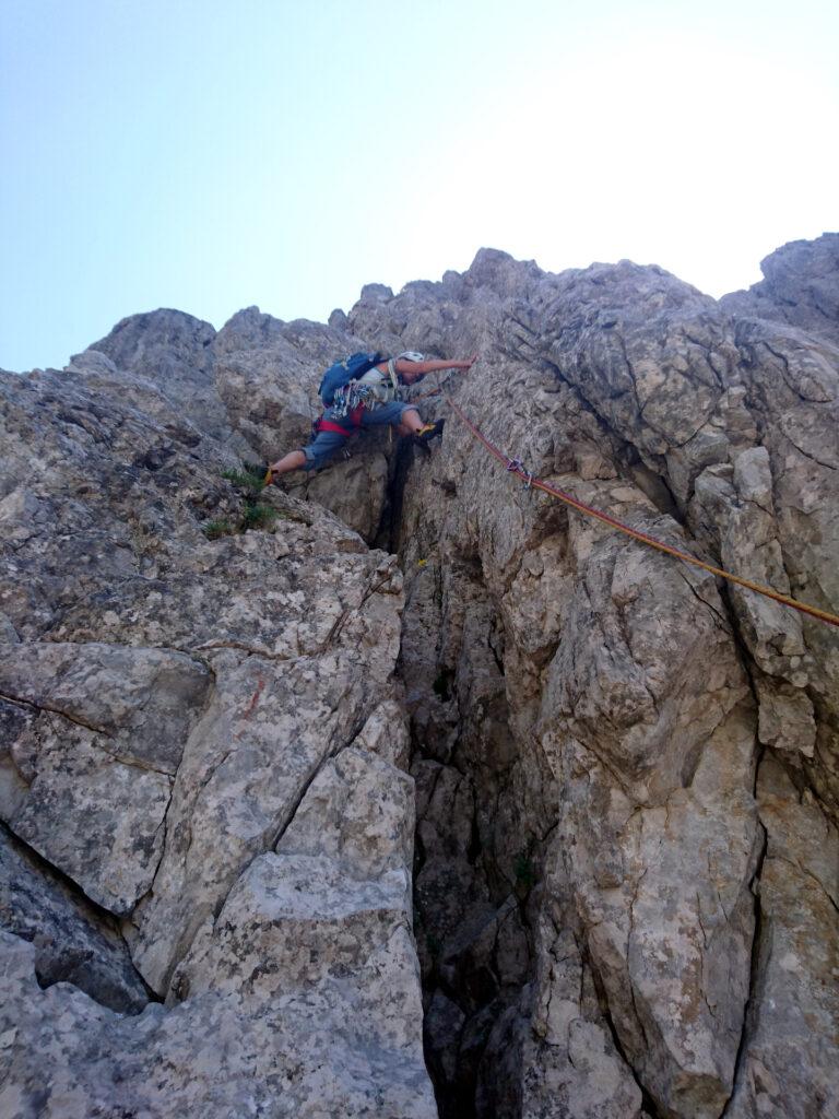 Dopo i primi metri in camino ci si sposta a destra lungo lo spigolo