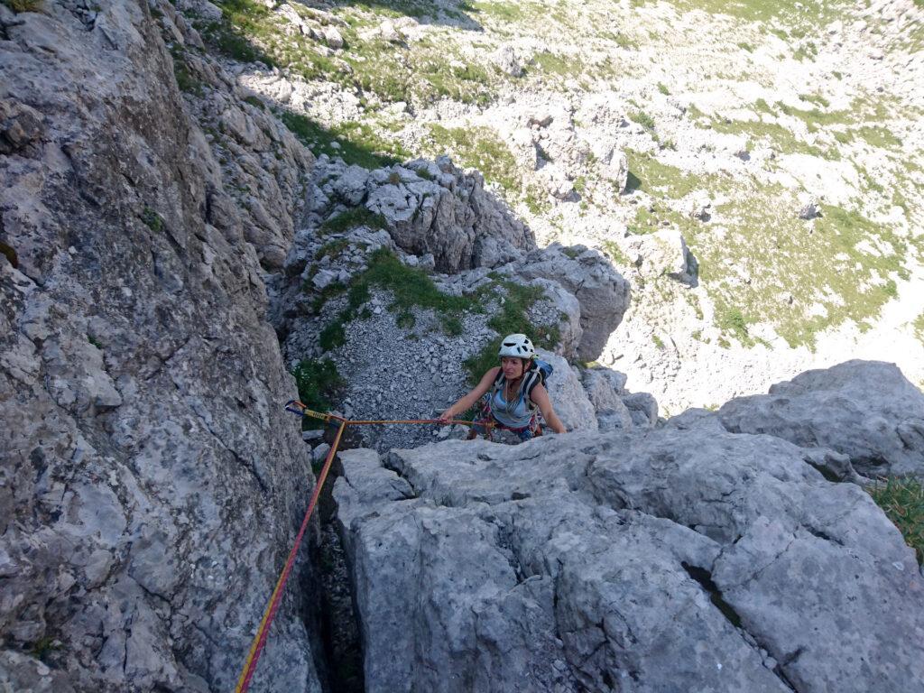 Erica perplessa sull'ultimo passo del secondo tiro della via Comune. In effetti questo passo ha fatto tribolare anche me