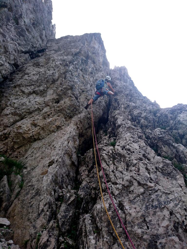 Erica attacca il primo camino della via Gasparotto