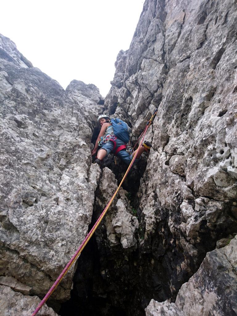 Erica sul terzo camino della Gasparotto. Anche qui c'è un passettino centrale non banalissimo per spostarsi in placca