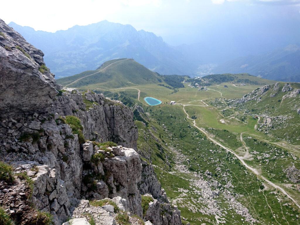 La nostra visuale si alza. Nel frattempo delle brutte nuvole nere si stanno formando all'orizzonte