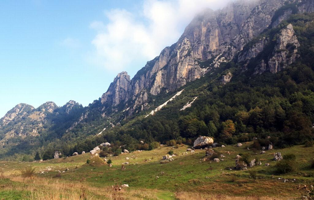 nei pressi di Malga Bovental, la torre di fronte a noi è l&#039;obiettivo