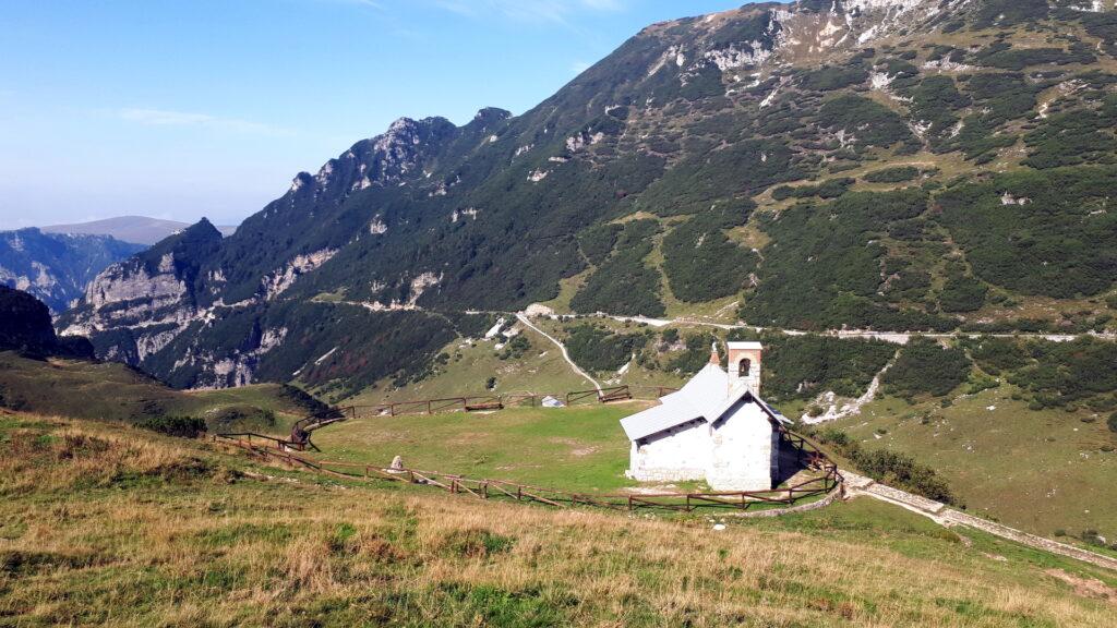 La bella chiesetta accanto al Rifugio Scalorbi