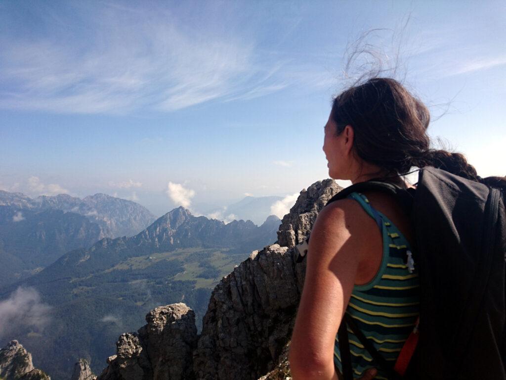 Erica osserva dalla cresta la Torre Bovental che abbiamo scalato il giorno precedente