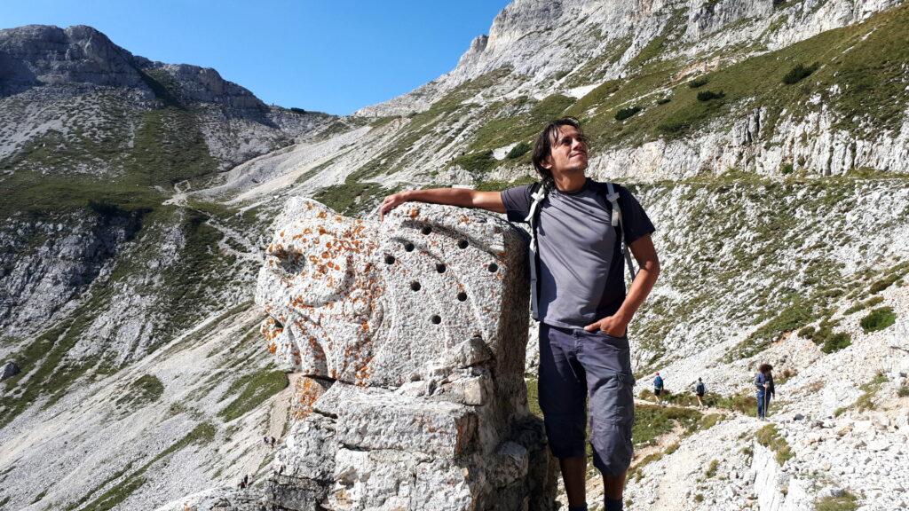 Gab scherza con l&#039;amico grifone