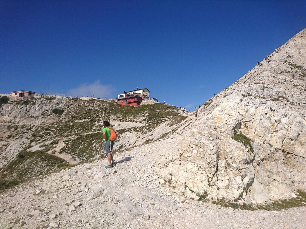 Girando dietro alla cresta sud della cima Carega si vede di fronte il rifugio Fraccaroli