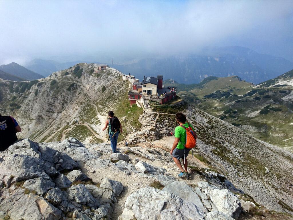 Dopo essere saliti sulla cima Carega scendiamo al Fraccaroli per il pranzo