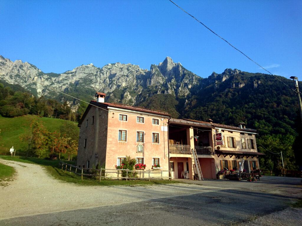 La Malga Lora di prima mattina. Posto accogliente e in un ambiente bellissimo