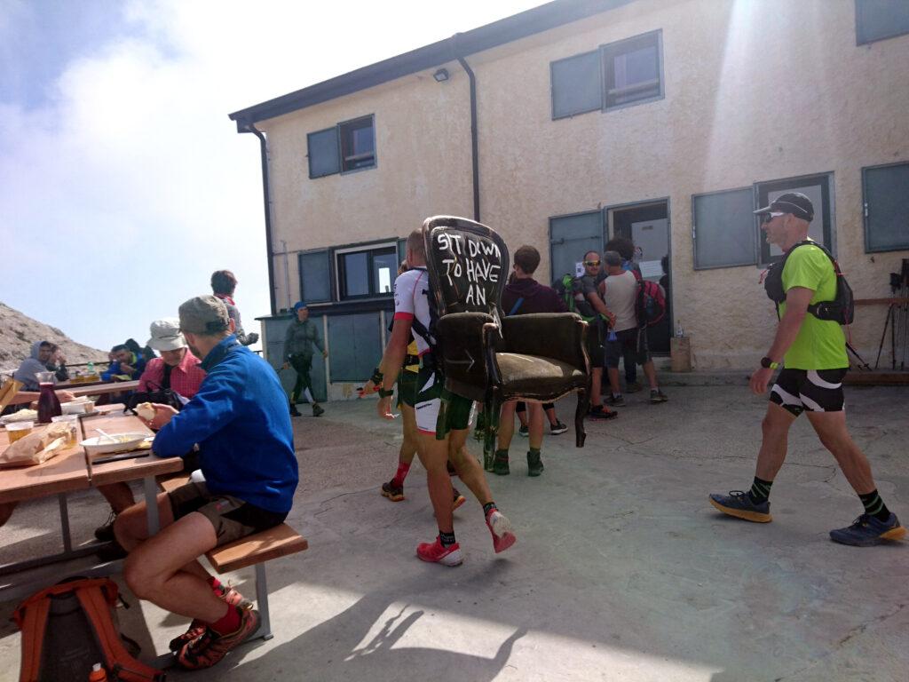 Dopo la pausa pappa al rifugio, la sedia di Andrea Bianconi viene trasportata fino alla cima Carega. Chissà se c&#039;è una correlazione tra la cadrega e cima Carega! ;)