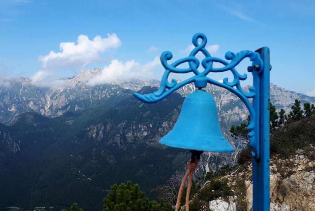 la campanellina azzurra sulla cima della Torre Bovental