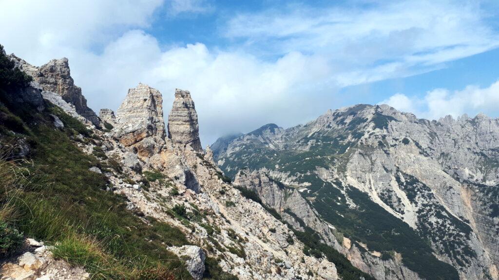 Alla deviazione stavolta optiamo per il sentiero che scende accanto a l'Omo e la Dona per poterli osservare da vicino