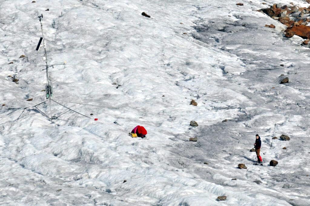 nel frattempo, di sotto, proseguono le misurazioni