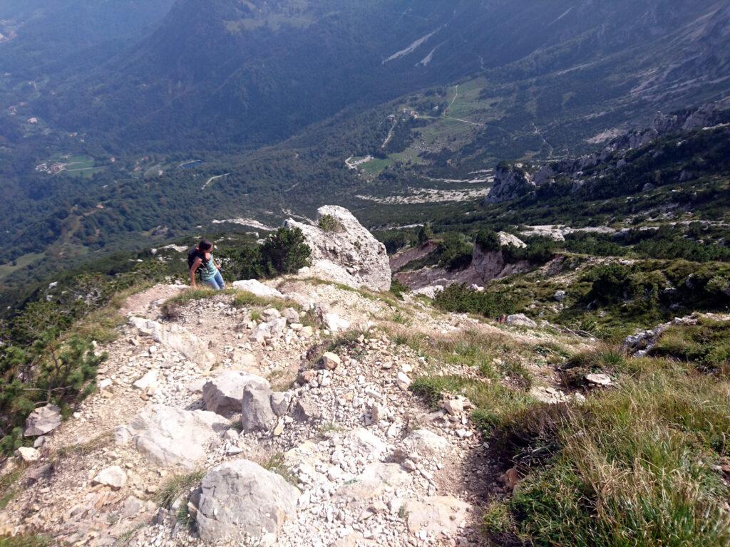 Anche se dalla foto non sembra, questo sentiero è molto scosceso e scende a valle per direttissima