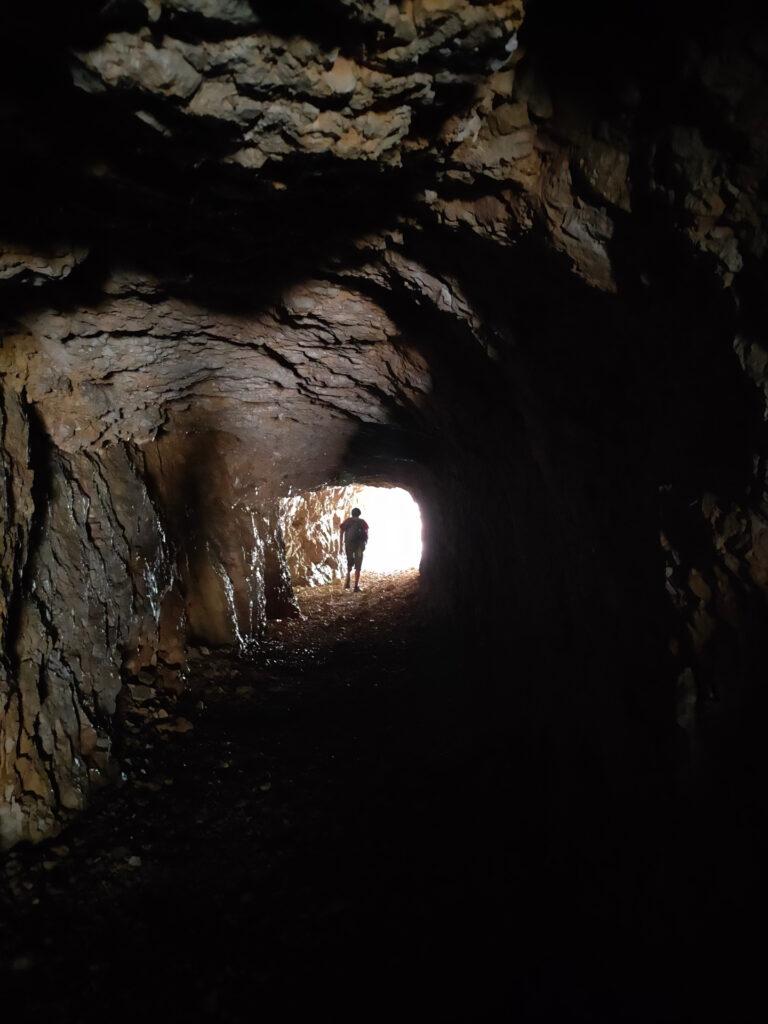 il percorso è divertente, praticamente in piano visto che la montagna l'hanno perforata!