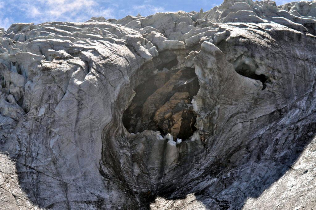 un buco si è aperto nel ghiaccio, in corrispondenza di alcune rocce sporgenti