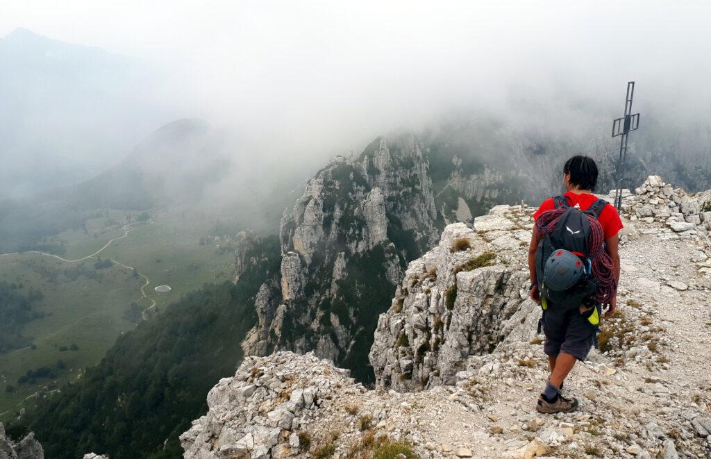 dopo qualche roccetta di I-II grado siamo in cima al Baffelan... e ovviamente non c'è visibilità :(