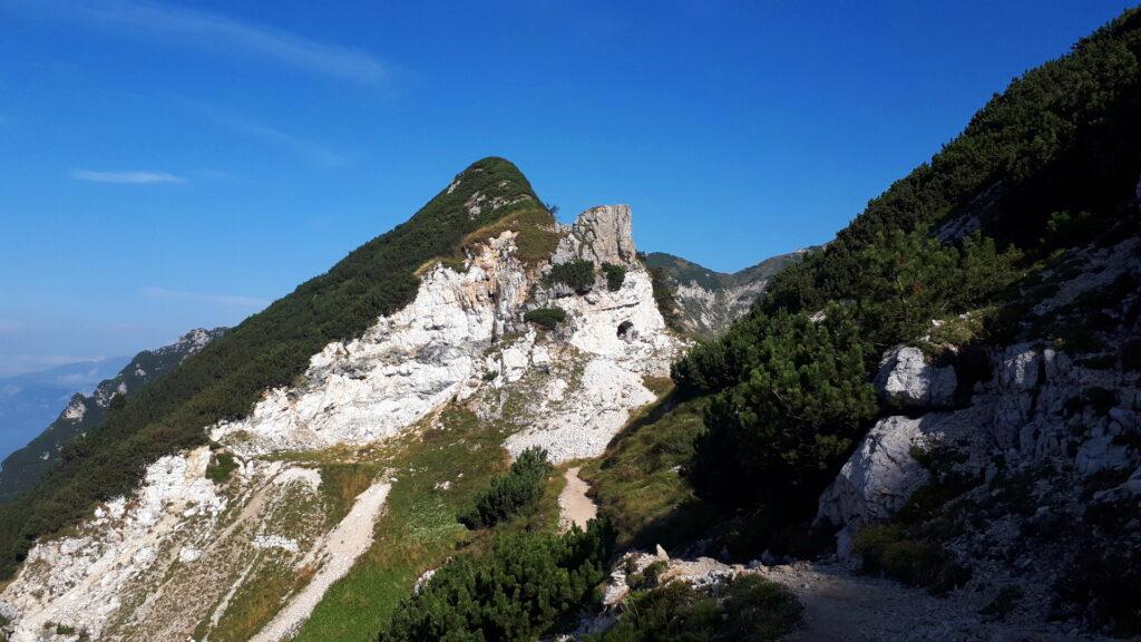 Di fronte il passo Plische dove è già evidente la grotta scavata nella roccia