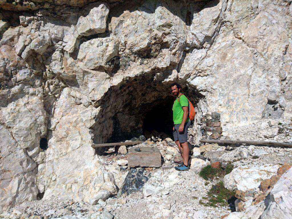 Il Niggah di fronte all&#039;ingresso della grotta a Passo Plische