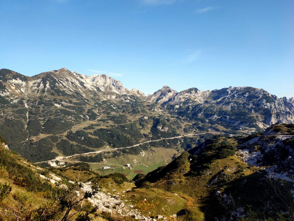 La cima Carega si trova esattamente dalla parte opposta di questa amena vallata che dovremo superare