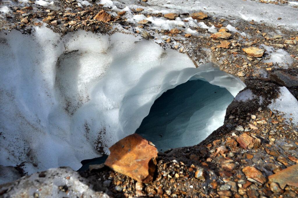 la prima parte di ghiacciaio è coperta da detriti e sfasciumi