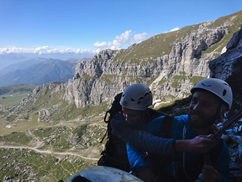 amici appallottolati cercano di districarsi sulla cengetta di sosta del secondo tiro