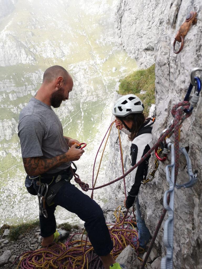 Stanchi ma soddisfatti in sosta al termine del terzo tiro della Bramani, si fa un po&#039; d&#039;ordine con le corde prima di attaccare l&#039;ultimo tiro