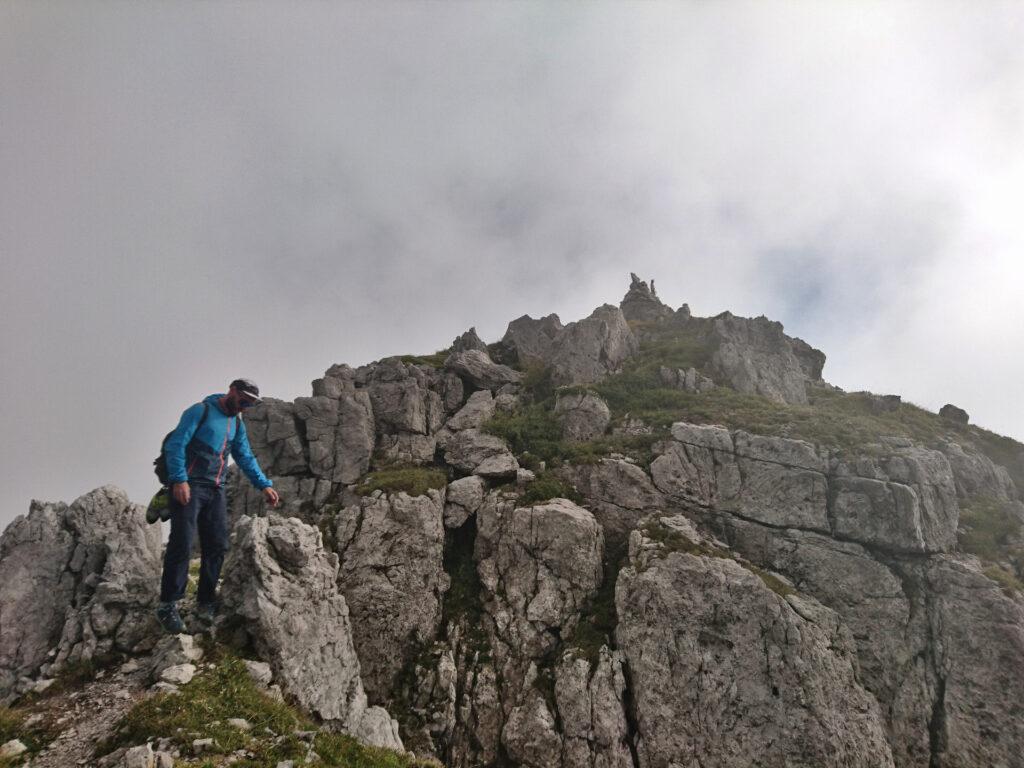 Simo al termine della via con la madonnina del Pesciola sullo sfondo