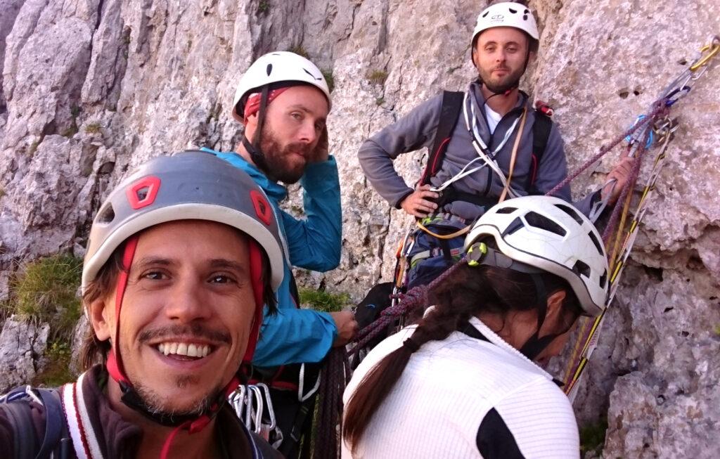 Dopo un po' di scuola il gruppo è finalmente pronto a partire sulla via Comune verso l'attacco del Diedro Bramani