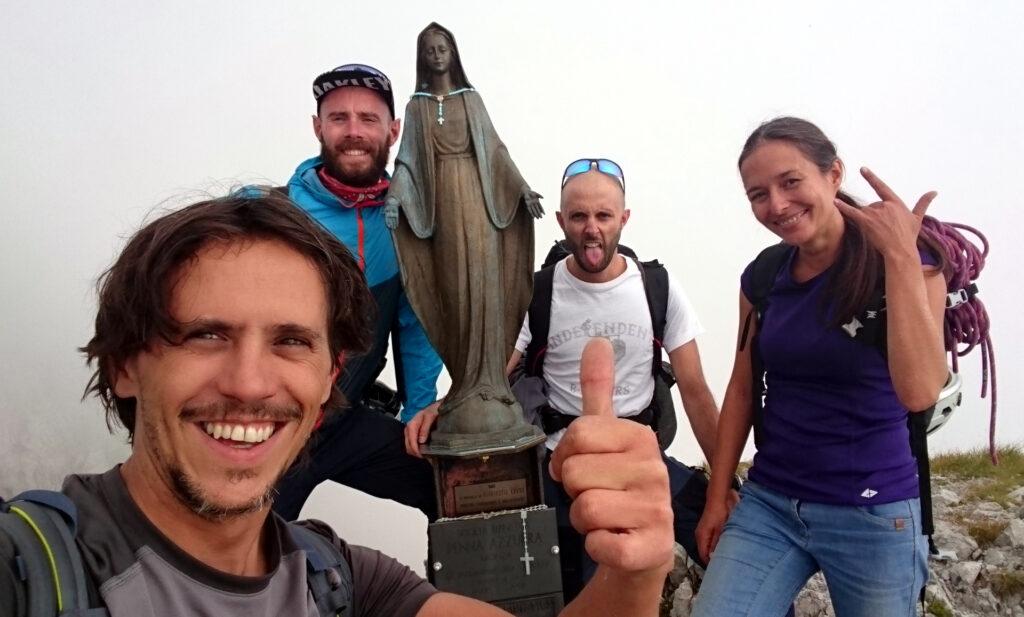 Prima di scendere, selfone di vetta tutti insieme con la madonnina del Pesciola