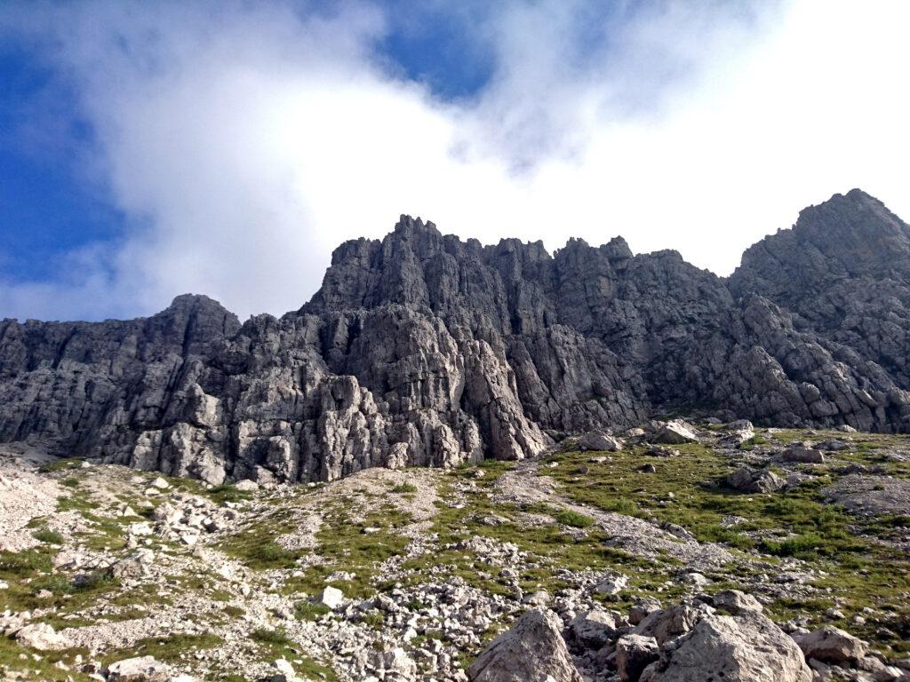Vista d&#039;insieme della bastionata del Pesciola. Il grande diedro esattamente sotto la vetta è quello della Bramani