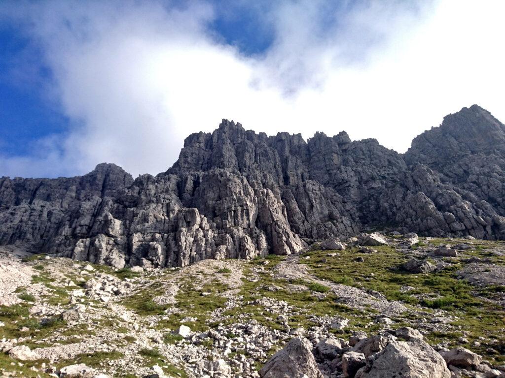 Vista d'insieme della bastionata del Pesciola. Il grande diedro esattamente sotto la vetta è quello della Bramani